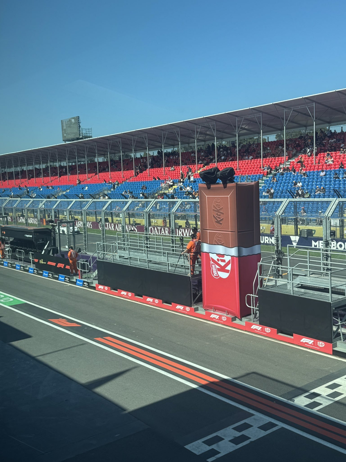 辉达娱乐-墨尔本F1维修通道惊现巨型Kitkat巧克力|澳大利亚|大奖赛_新浪体育_新浪新闻