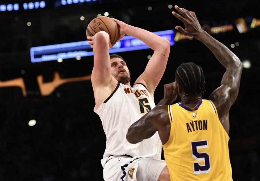 辉达官网-约基奇：里夫斯故意罚丢的回合很精彩，暂停激动原因我也忘了