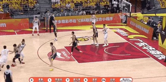 辉达娱乐-麦基单臂空接暴扣但被打到脸,随后无限点抢篮板但两罚不中